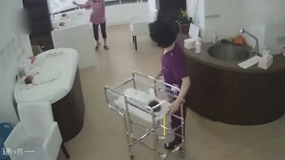 近日，網上一段關于“護工推嬰兒車致翻倒