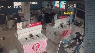 一名男子在营业厅“顺”走手机。 图片来自“警民直通车-上海”官方微博