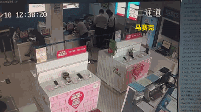 一名男子在營業廳“順”走手機。 圖片來自“警民直通車-上海”官方微博
