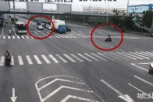 特別是路口有電動車、自行車、行人的時候