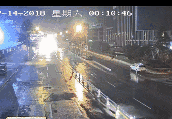 其中一段护栏插入路虎车车头
