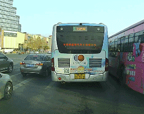 公交车路口等红灯,主动前行避让