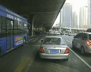 “前方红灯,我不能闯红灯”