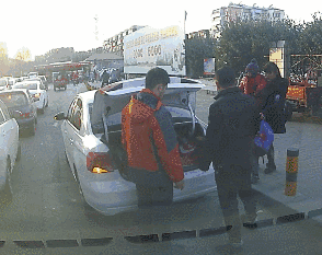 这是在路上干嘛呢???