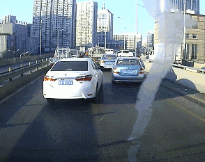 两车并排,腾出生命通道