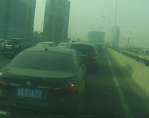 听到后方急救车声音,立刻打转向左转