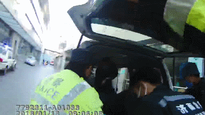 如果你要問我為什么？我只能說：因為我是一名人民警察！