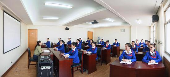 空乘专业学生在上普通话课