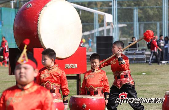 济南市胜利大街小学学生进行威风锣鼓表演