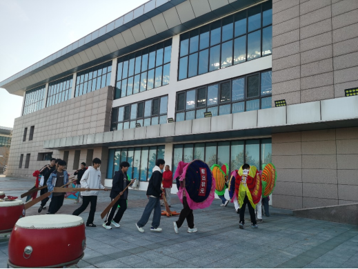 学生与当地渔民一起舞渔家秧歌