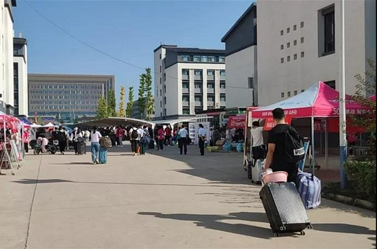 新生入学读书时!菏泽职业学院助力贫困学子再续大学缘