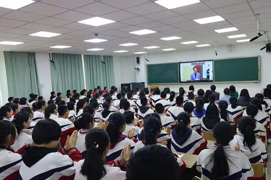 學生們通過直播平臺聽楊瀾分享。來源:受訪者供圖