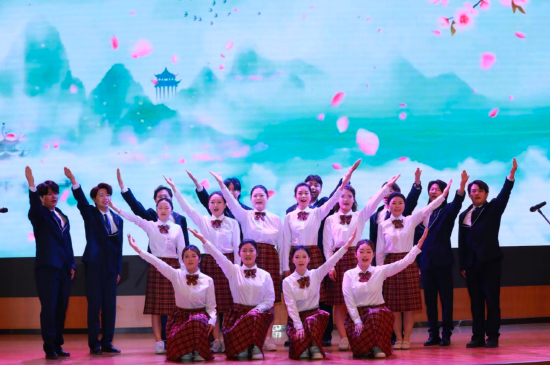 （图 校合唱队演唱《立春》《追寻》）