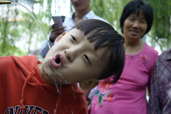 建君旅拍：泉水甘甜