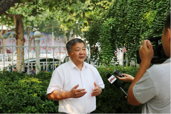 山东理工职业学院党委书记许可接受“直播民生”记者采访,谈学院采取多种举措服务“新旧动能转换”经济发展战略