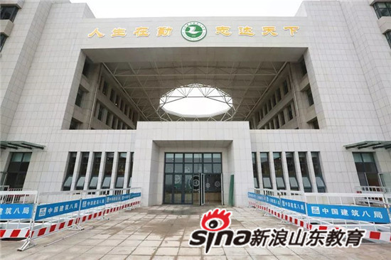 顶棚上方的钢结构网架
