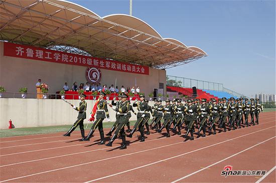 赵立德将军郑重地向军训团授旗。