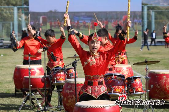 济南市胜利大街小学学生进行威风锣鼓表演