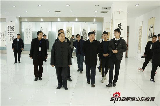 党委书记向来生陪同傅永聚教授、宣兆琦教授参观书画展