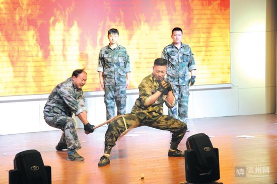 硬气功表演让观众大开眼界。