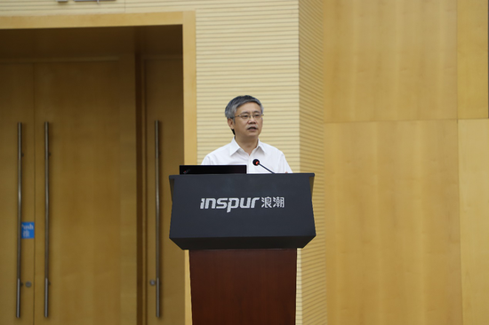 (浪潮集团执行总裁王柏华发表演讲)