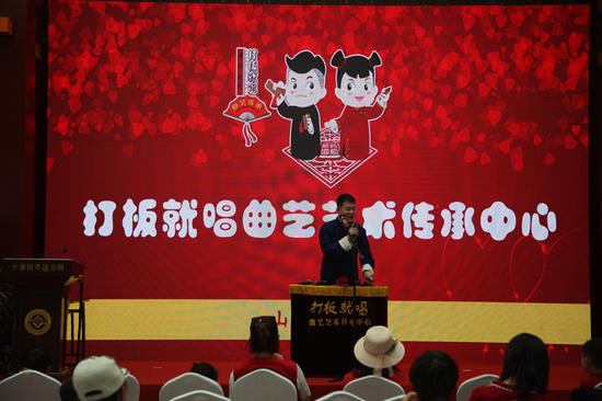 潍坊十笏园非遗空间内正在进行文艺演出