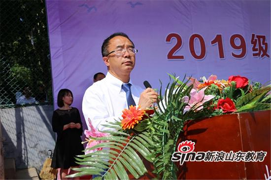学校校长夏季亭