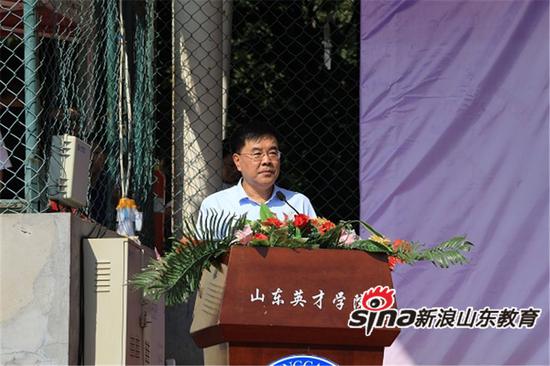 学校党委书记王崇杰