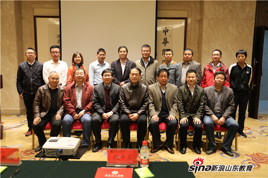 校领导与中心名誉主任、执行主任、副主任、秘书长、特聘研究员合影
