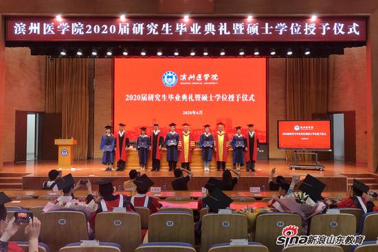 校领导为硕士毕业生授予学位并颁发学位证书