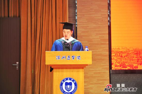 毕业生代表张超发言