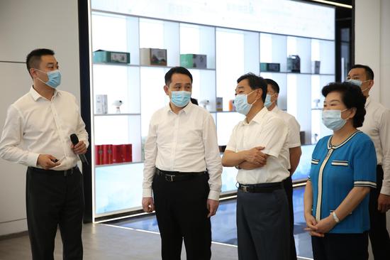 杨东奇了解施工现场动态
