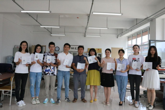 老师收到学生精心准备的暖心礼物