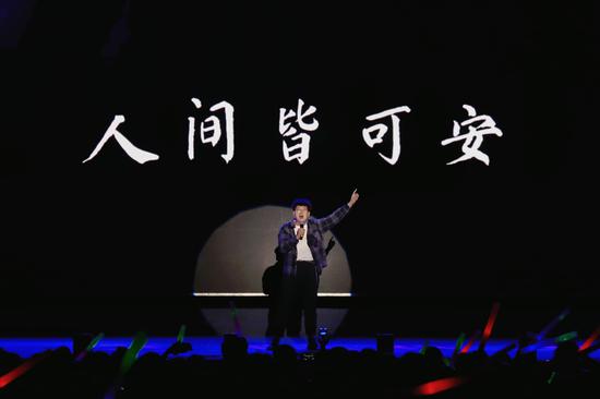 校友代表倾情演唱滨医原创抗疫歌曲《逆行的身影》