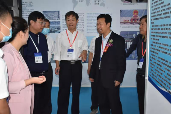 市教育局崔局长亲临展区指导