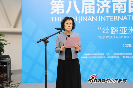 山东工艺美术学院副院长李新主持开幕式