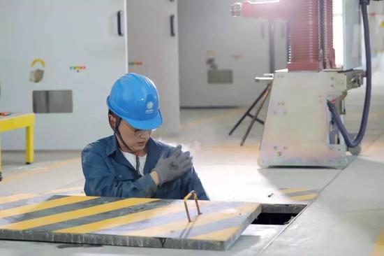 ▲赵金欣在电缆沟里出来,后背冒着热气。变电检修工区聚集了学历最高的一批精英,但检修现场,登高爬低,他们也毫不畏惧。