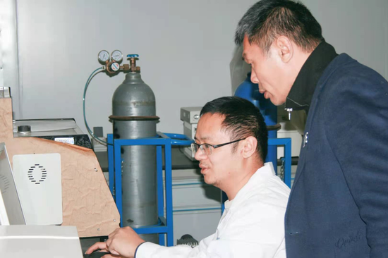 老董听研究人员讲解番茄汁各项指标