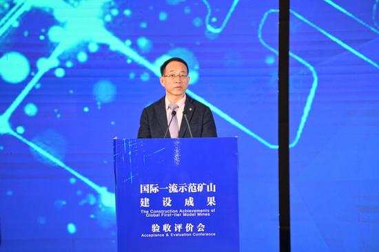 山东黄金集团总经理、矿业股份公司董事长李国红主持会议
