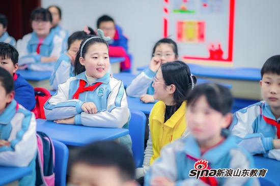 孩子们面带微笑,认真聆听