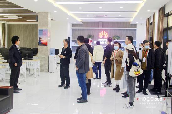 参会企业家及高校代表参观华为(山东)ICT学院