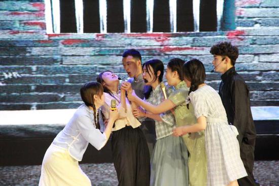 学生倾情演出话剧《雨花台》