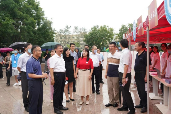 党委书记马连湘到迎新现场