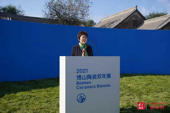 淄博市政协主席毕荣青宣布2021博山陶瓷双年展正式启动。