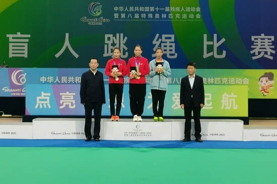 滨州医学院全盲学子陈玉娇（左三）站上个人花样跳绳比赛冠军领奖台