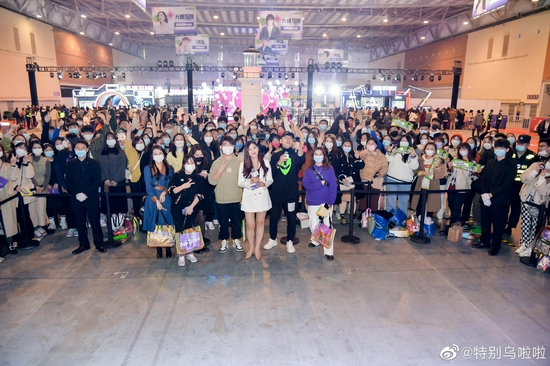 网络红人@特别乌啦啦与众多粉丝会面,图片来自@特别乌啦啦