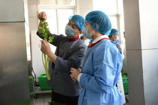餐厅老师教学生们如何择菜