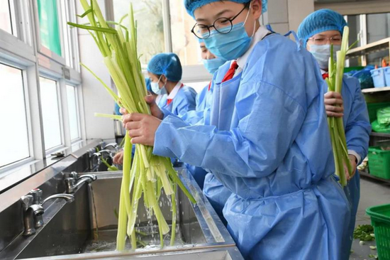 学生们尝试洗菜流程