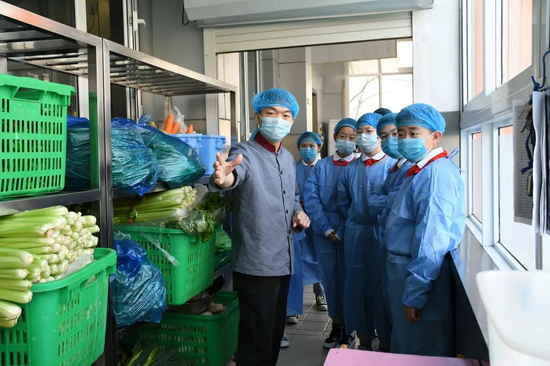 餐厅老师向学生们介绍食堂功能流线