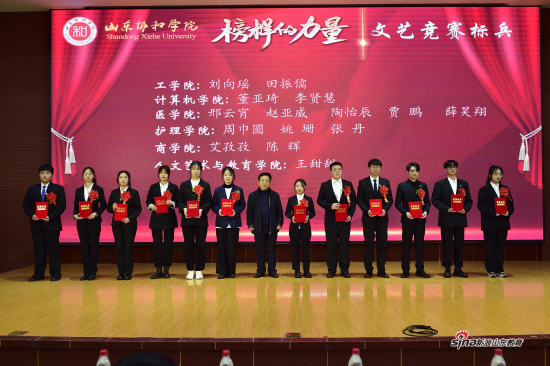 周传安校长为获奖代表颁奖